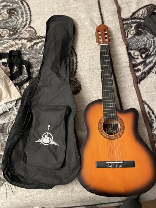 Gitara klasyczna 4/4 (cutaway) + pokrowiec