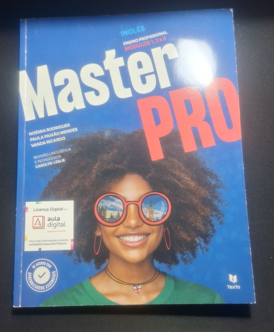 Manuais de 1° e 2° ano de curso profissional (português e inglês)