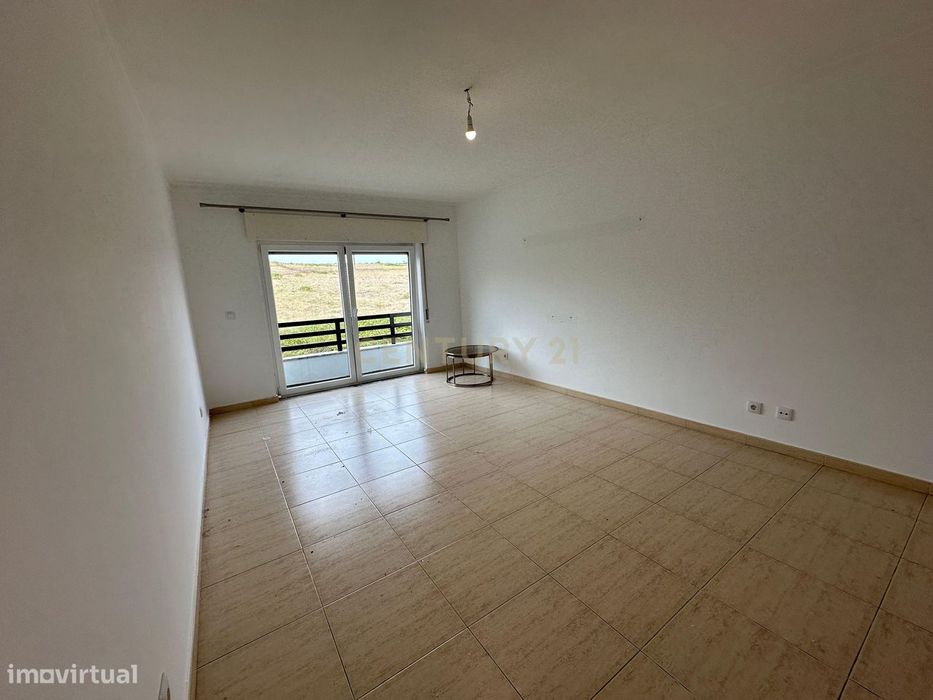 Apartamento T2 remodelado em Monte Abraão - arrenda-se