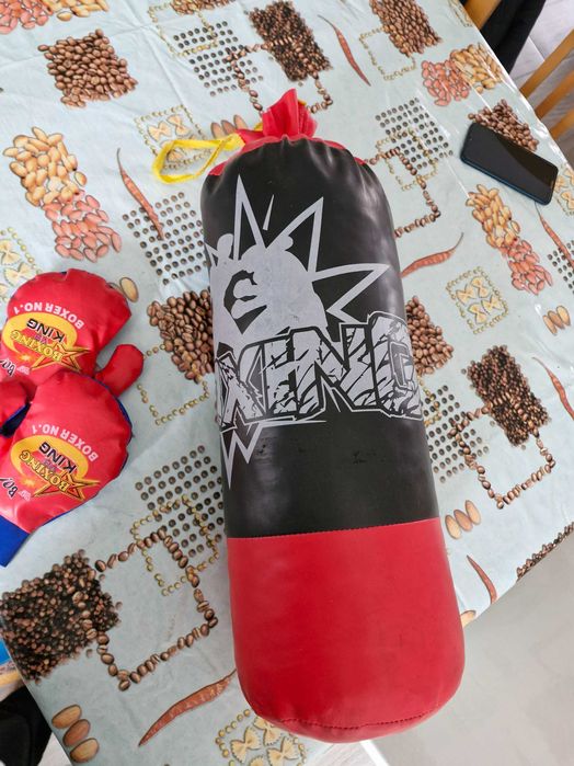 Saco de boxe infantil com luvas