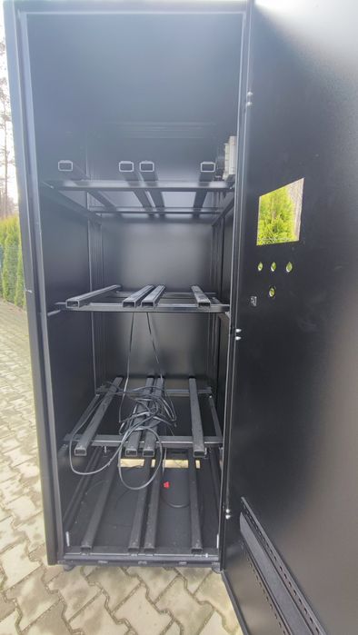 Obudowa -szafa na duży ma ulgazyn energii
