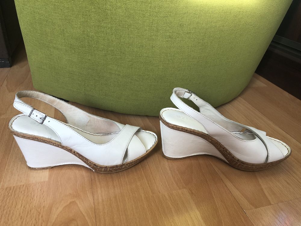 Skórzane buty na koturnie marki Syrena