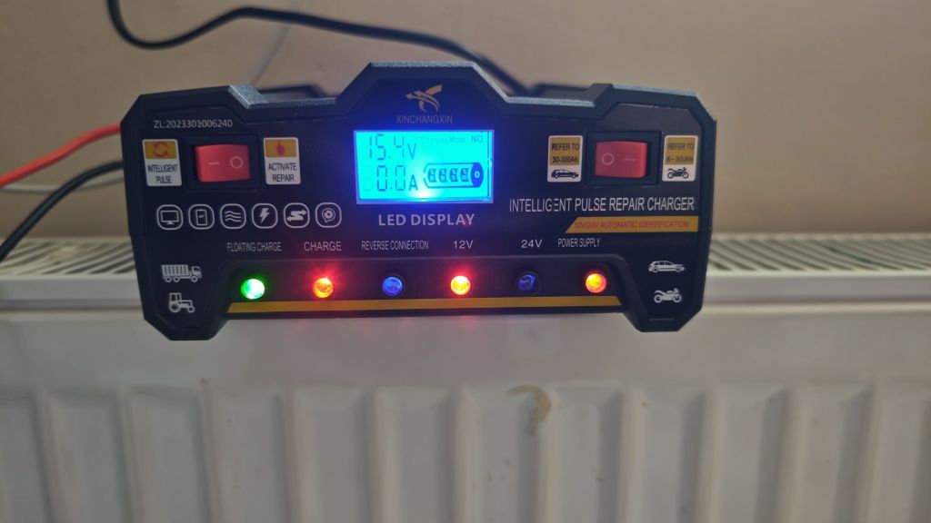 Prostownik inteligenty automatyczny 12//24v  LCD puls