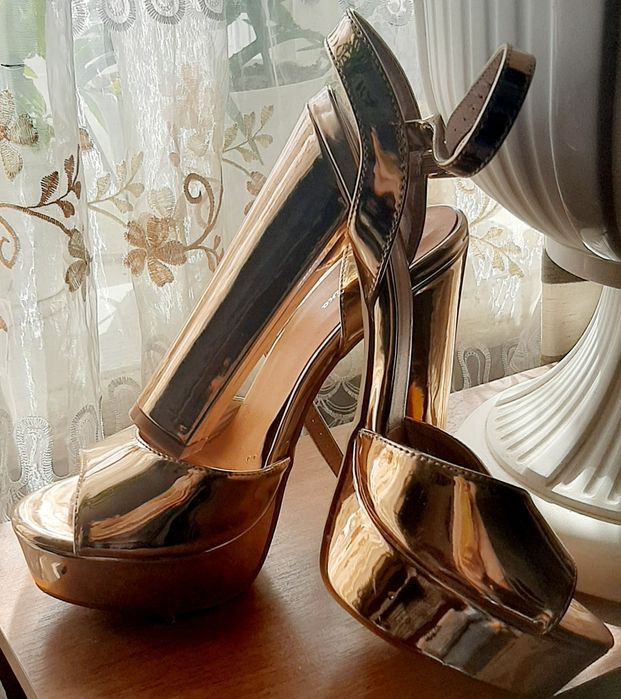 Продам босоніжки золотого кольору на високому каблуку
