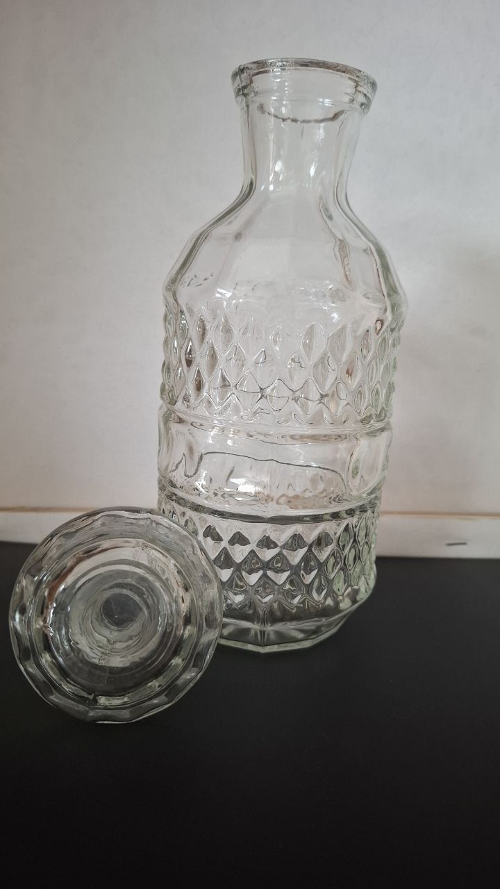 Графін з кришкою