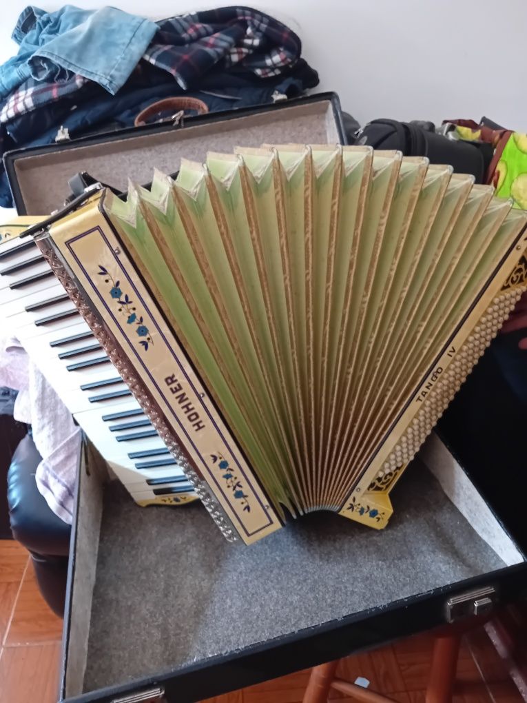 Acordeon marca Honner Tango IV