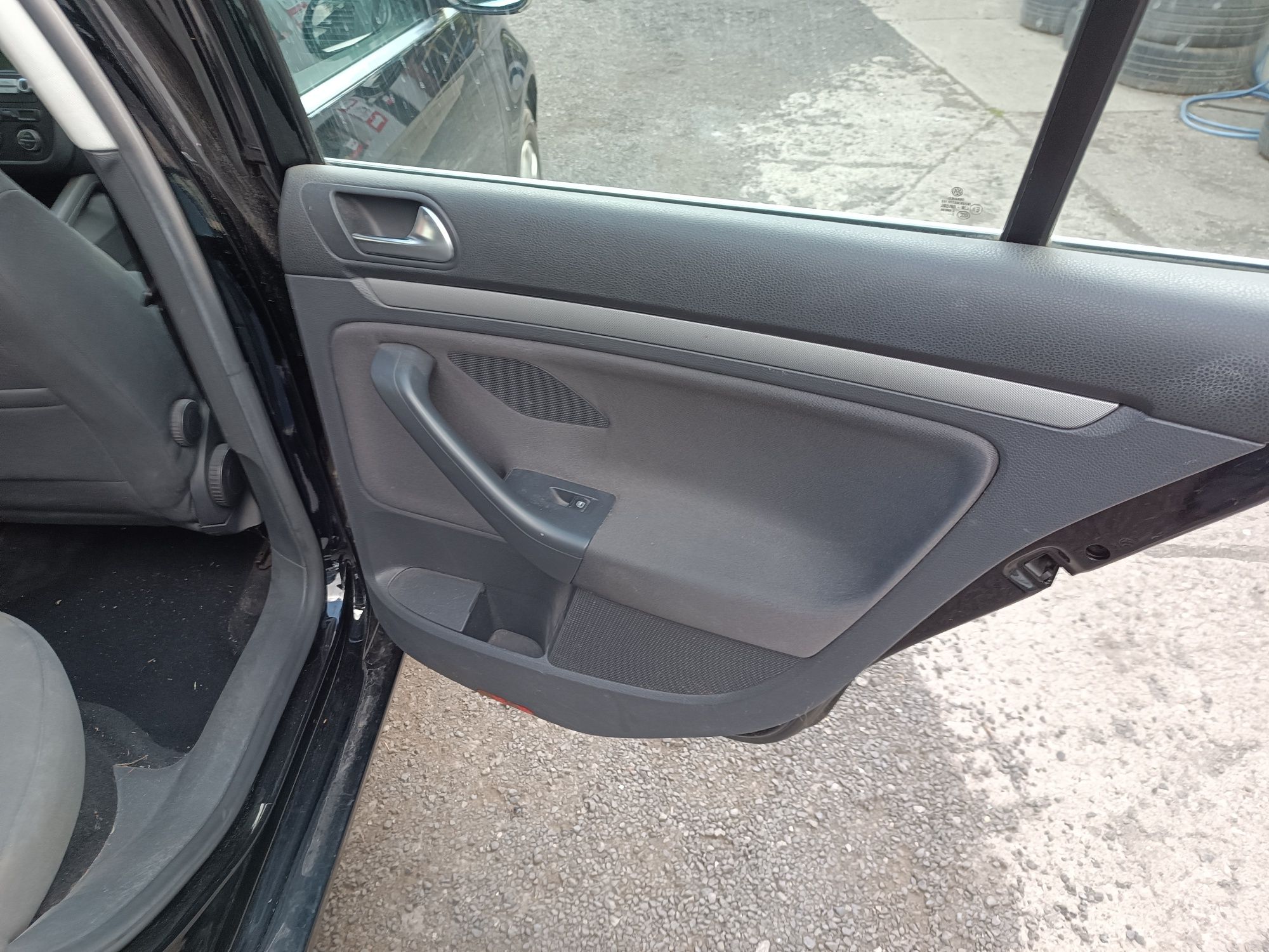 Vw Golf V Kombi - Fotele przód grzane + kanapa + boczki EUR