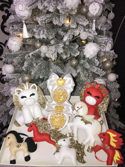 Новорічна іграшка на ялинку - подарунок. Кінь - символ року 2026