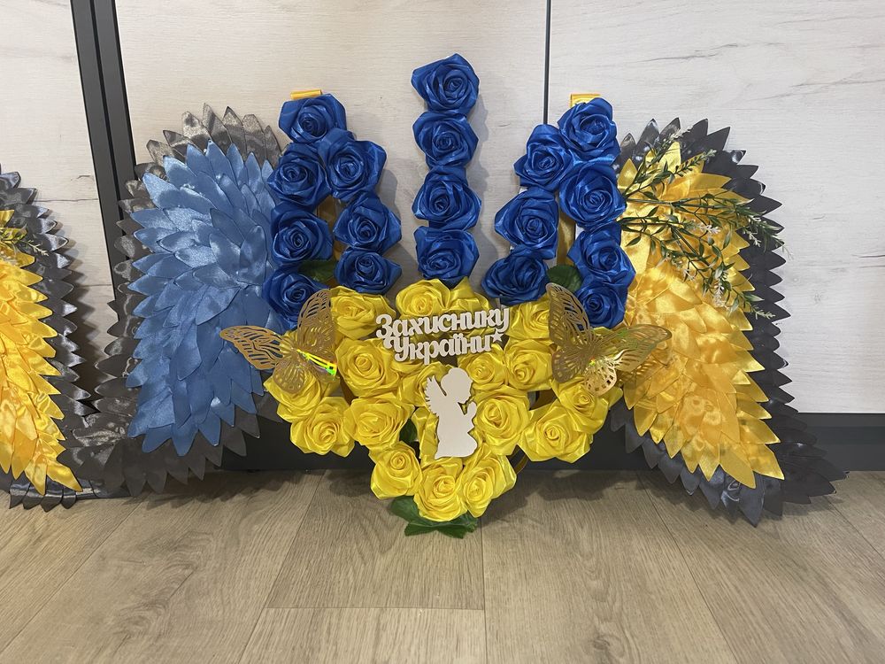 Вінок для Героя, троянди з атласної стрічки, штучні квіти