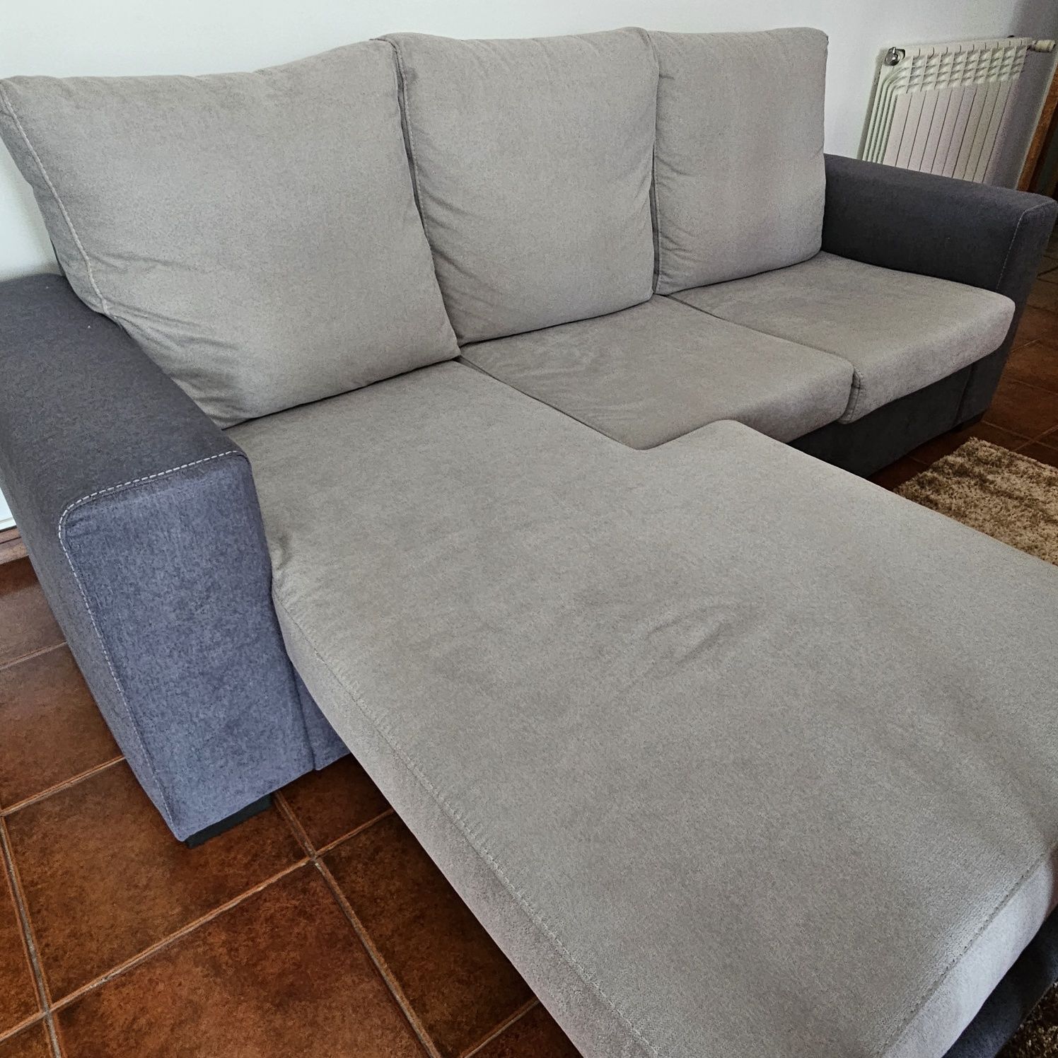 Sofá cinzento de 3 lugares novo e em Excelente Estado com chaise longe