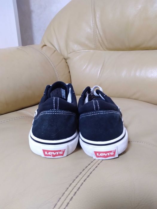 продам кеди,макасини фірми levis, оригінал