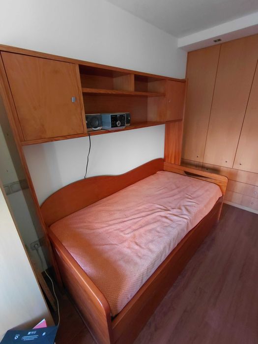 Cama com gaveta e estante