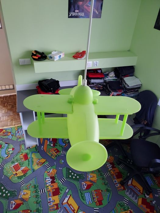 Lampa wisząca w kształcie samolotu.