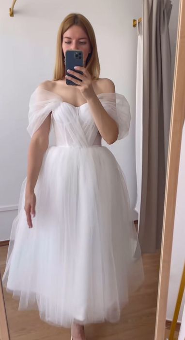 Весільна або вечірня сукня