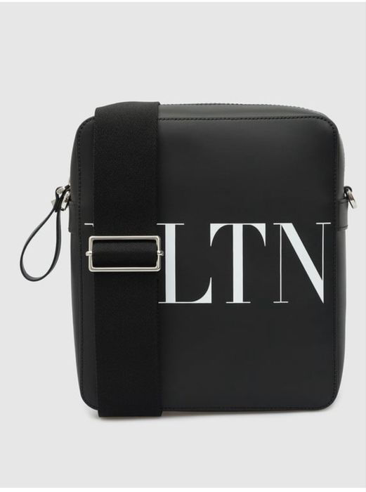 Valentino Garavani -чорна шкіряна сумка-месенджер VLTN