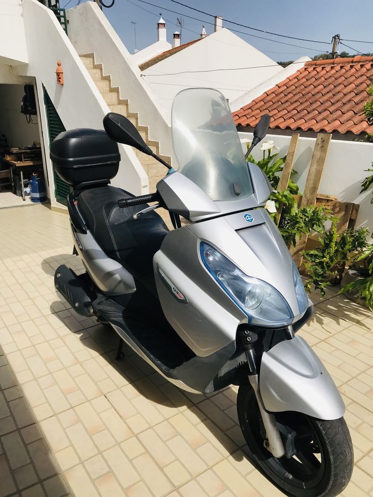 Piaggio X7 cinzenta