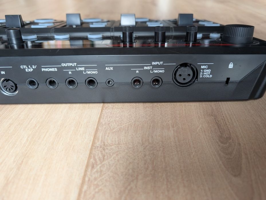 Boss RC505 looper. 5 kanałów plus efekty typu reverb. Rc 505