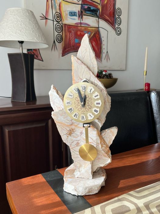 Relógio de mesa em pedra