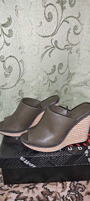 Босоніжки жіночі