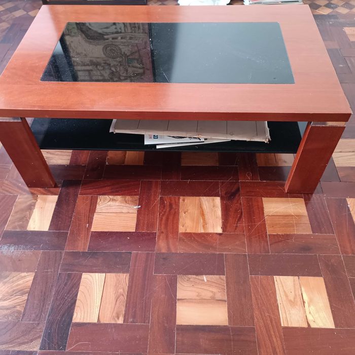 Mesa de centro em madeira maciça e vidro