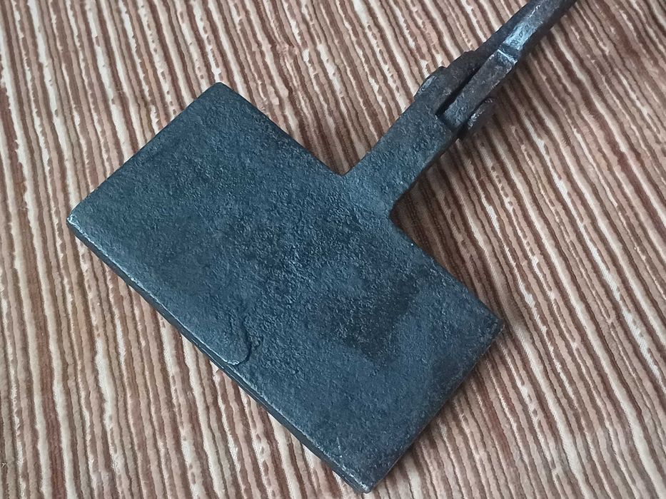 Zabytkowe urządzenie do wypieku opłatków - gofrów.