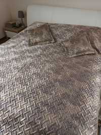 Narzuta na łóżko duża satynowa beżowa Elway 220x240 z poduszkami