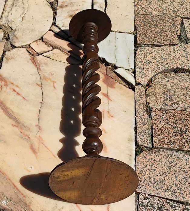 Coluna trabalhada muito antiga