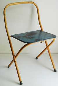 Крепкий складной металлический стул со спинкой (СССР)