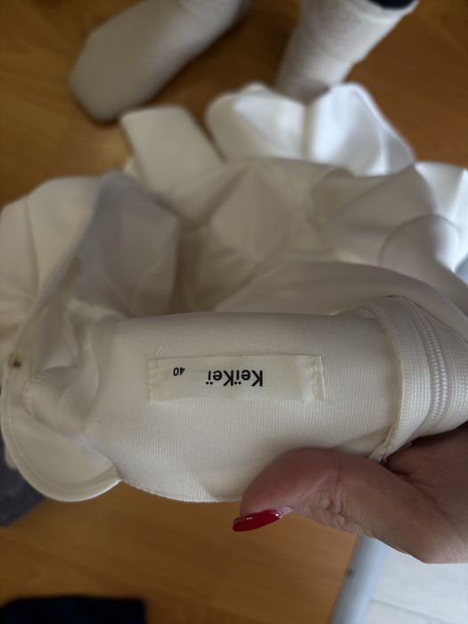 Біла сукня з рюшкою