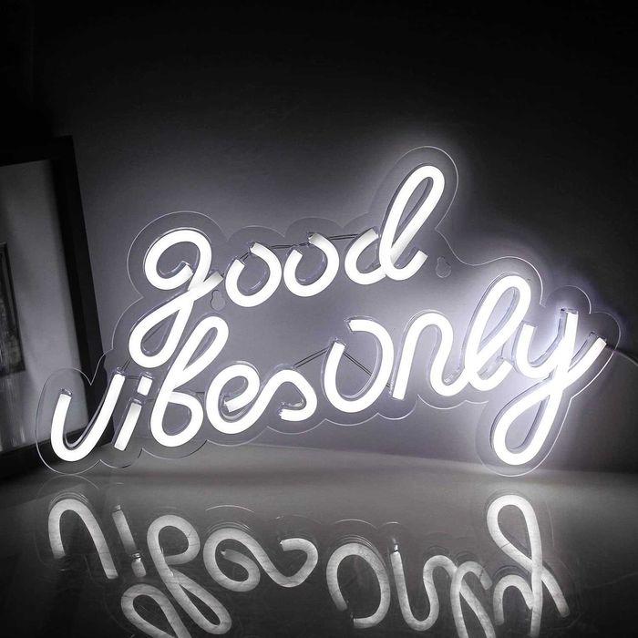 Letreiro Luminoso Néon LED em Acrílico " Good Vibes Only "