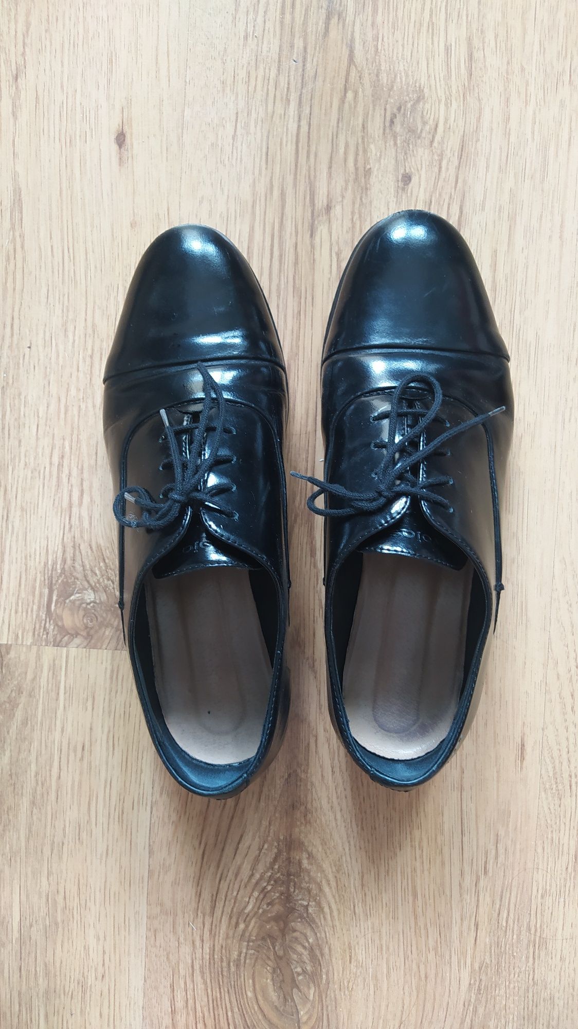 Buty skórzane lakierowane lakierki Wojas 38 czarne oxfordki oksfordki