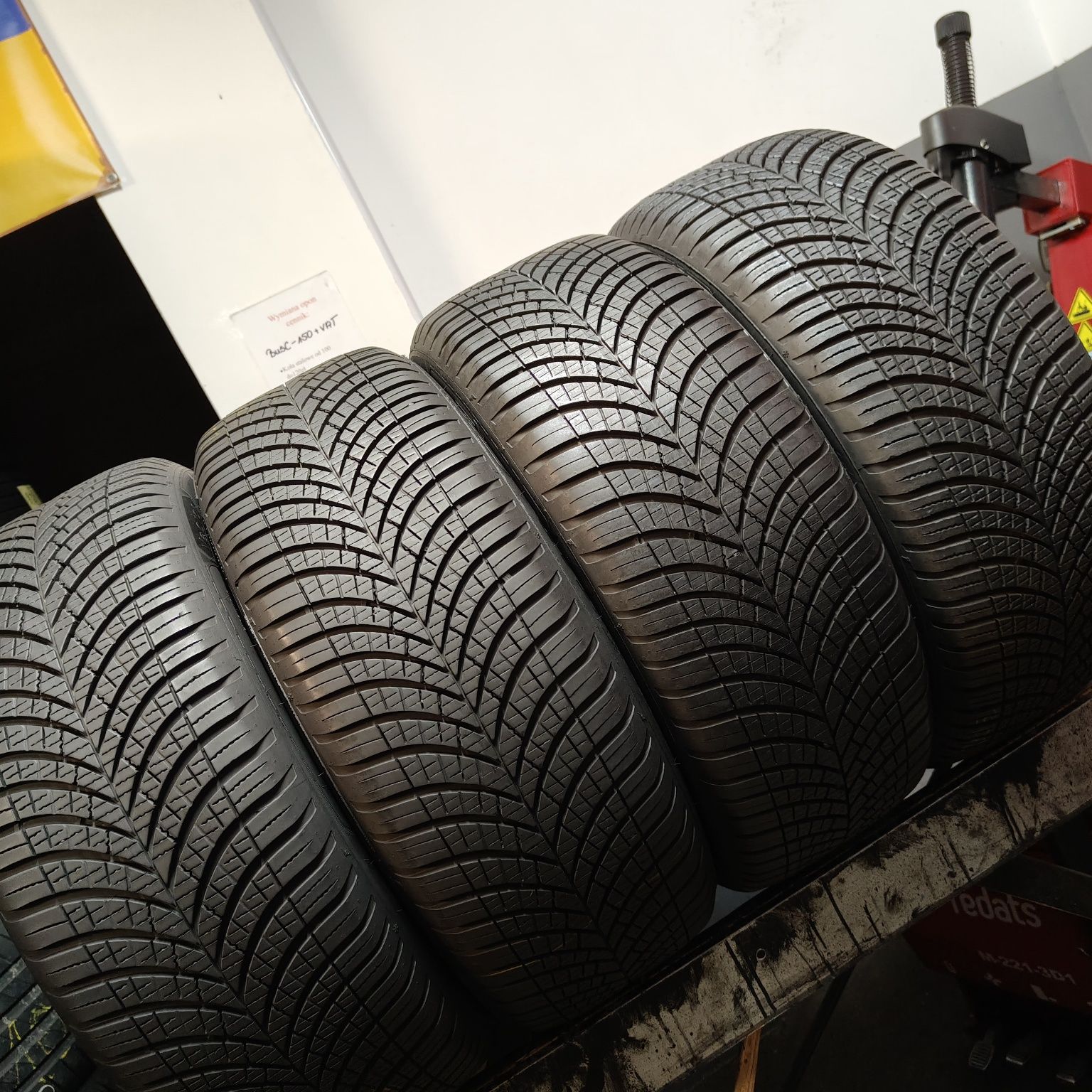 235/45/20 XL Sprzedam komplet opon całorocznych Goodyear
