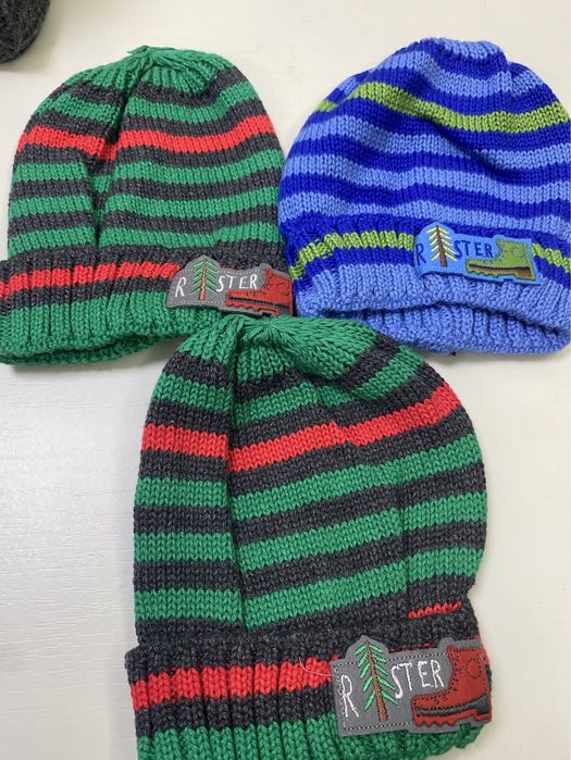 Отдам бесплатно шапки для мальчиков