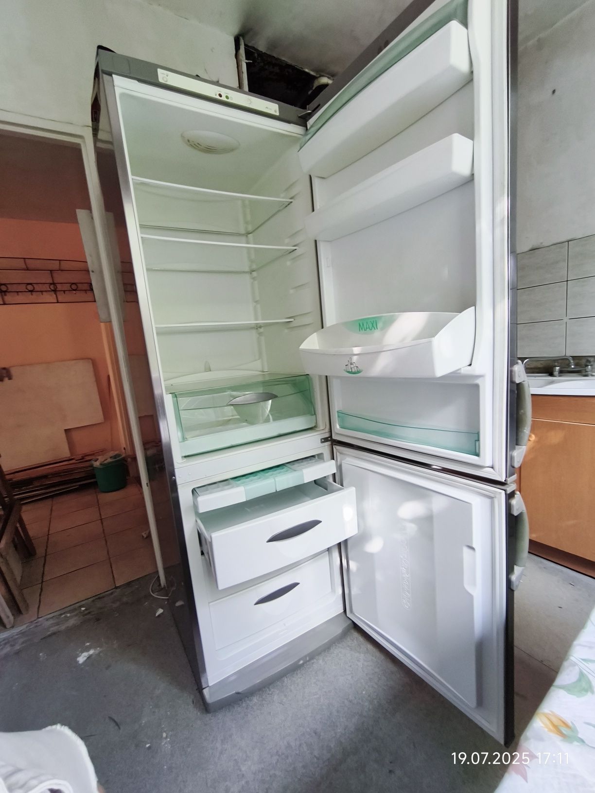 Lodówka 187cm wysokość 60 szerokość 63 głębokość