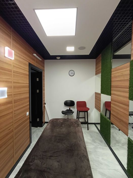 Є Світло в кабінеті 8 м2 кушетка вода в салоні краси Івасюка Оболонь