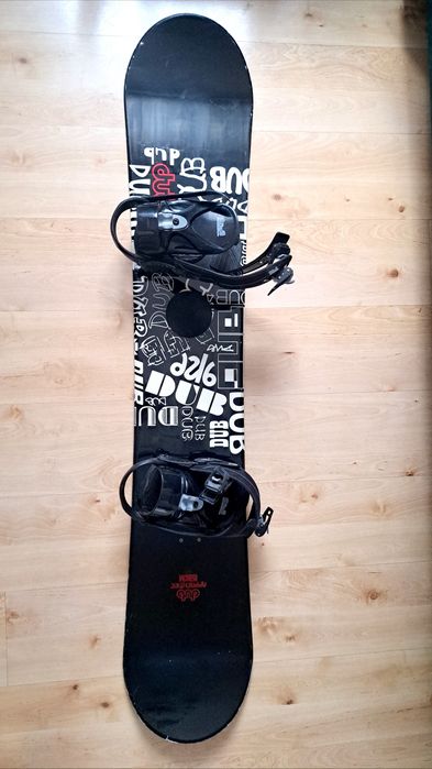 Sprzedam deskę snowboardową w komplecie z butami, kaskiem i goglami.
