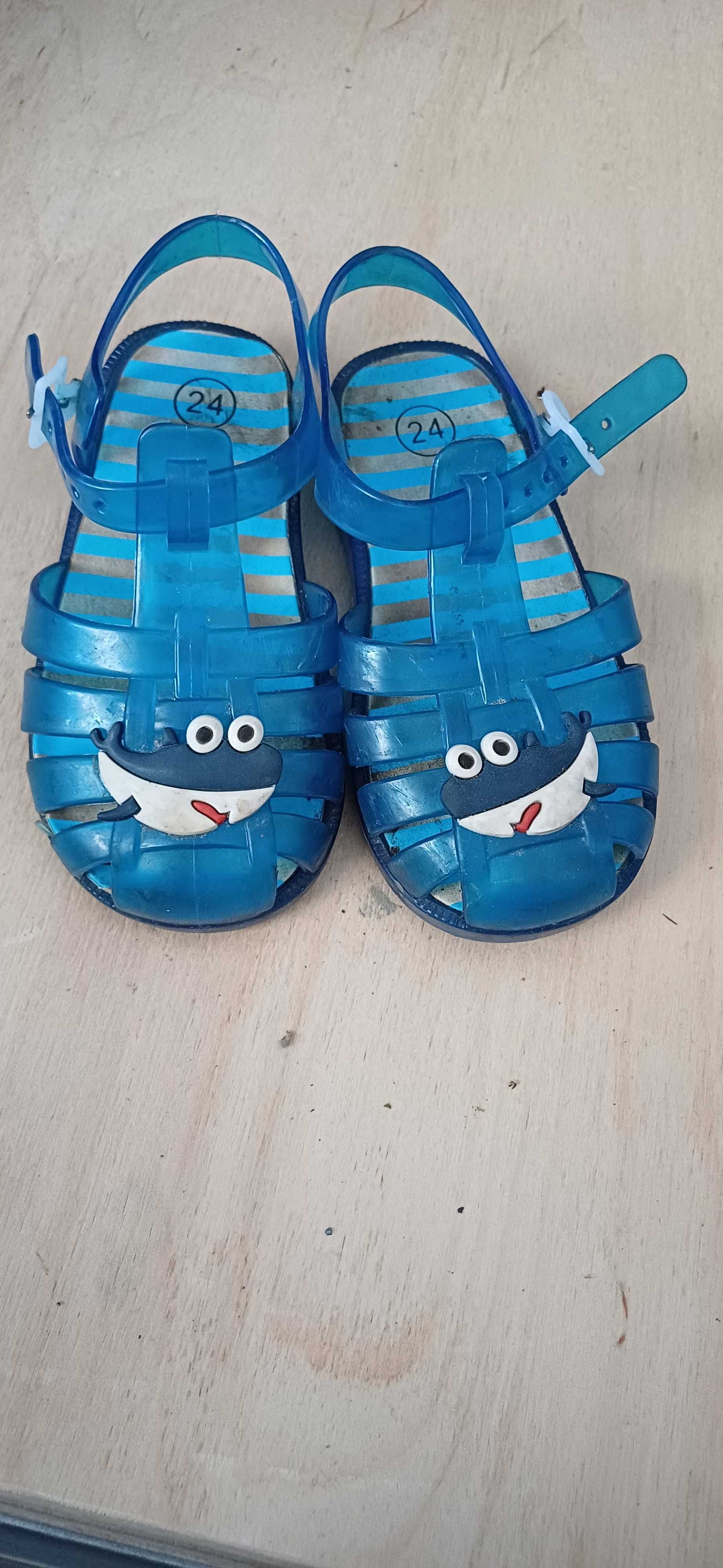 Sandálias e crocs bebe de varios tamanhos