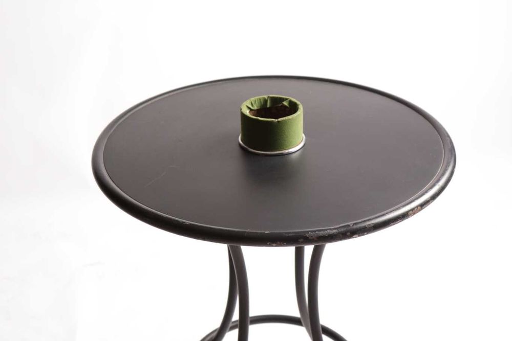 Mesa de metal preta com cinzeiro - Qtd. 7 Und.