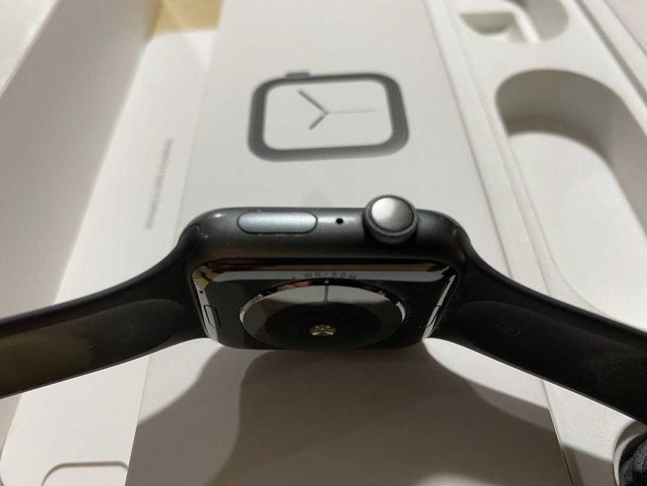 Смарт годинник Apple watch 4 series 44 мм Spase Gray