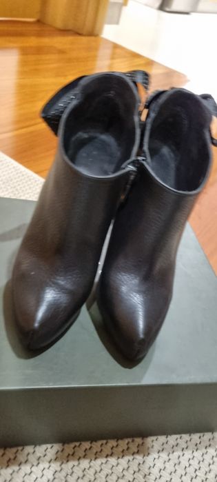 Botins em pele com Laços