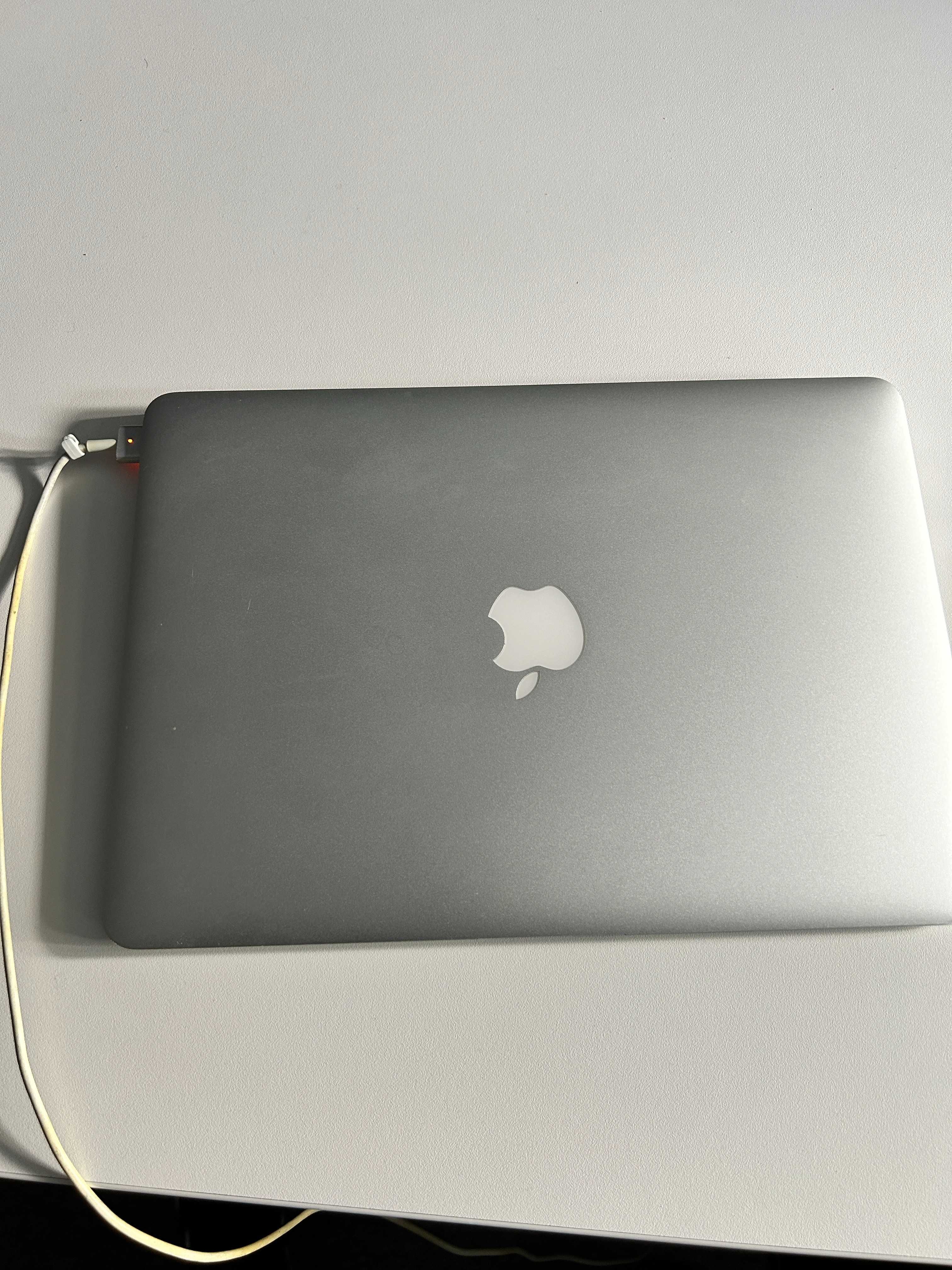 Apple MacBook intel core i5, 8gb ram, 256gb ssd