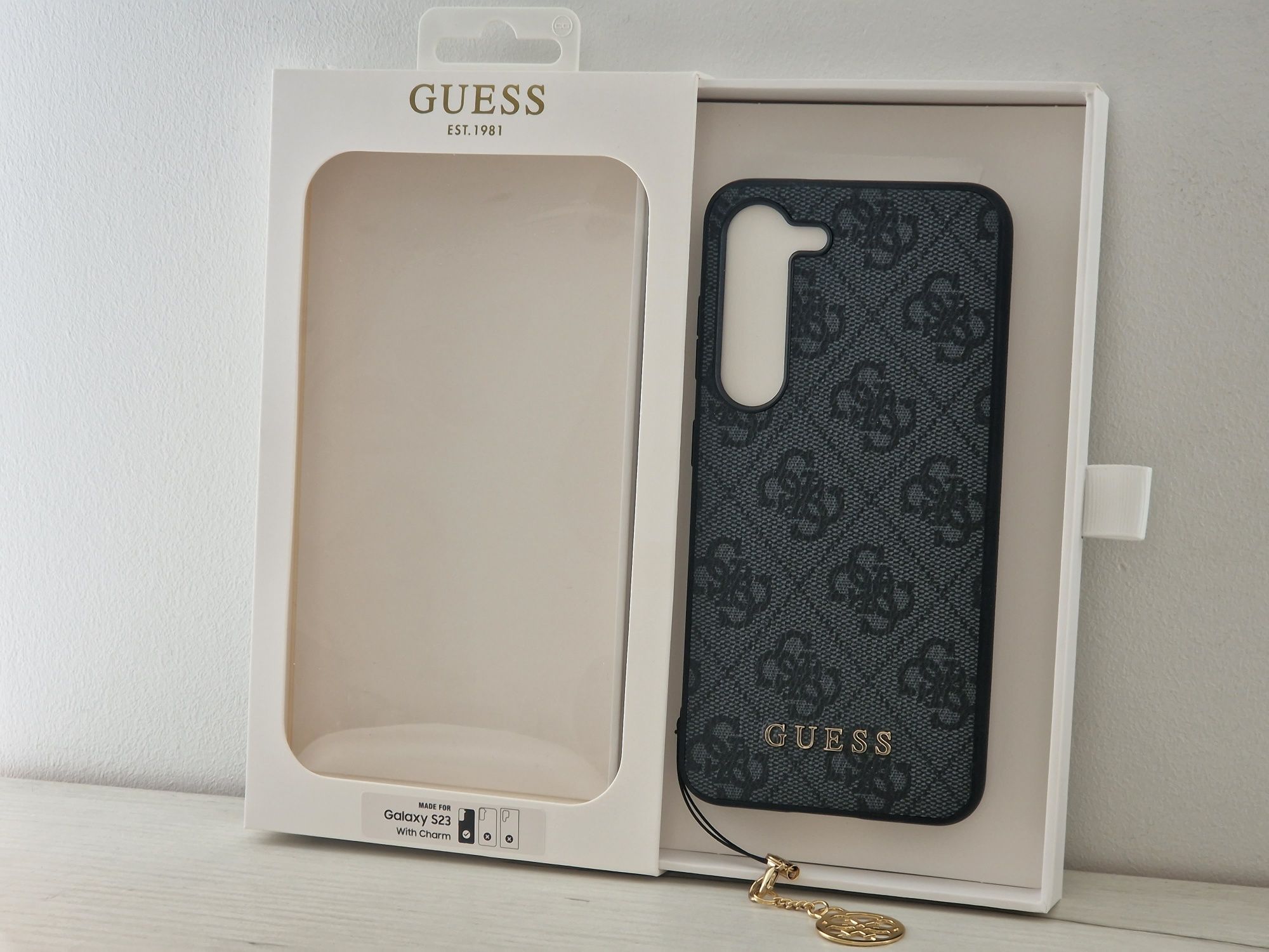 Oryginalne Etui GUESS hardcase 4G Charms Collection do Samsung S23