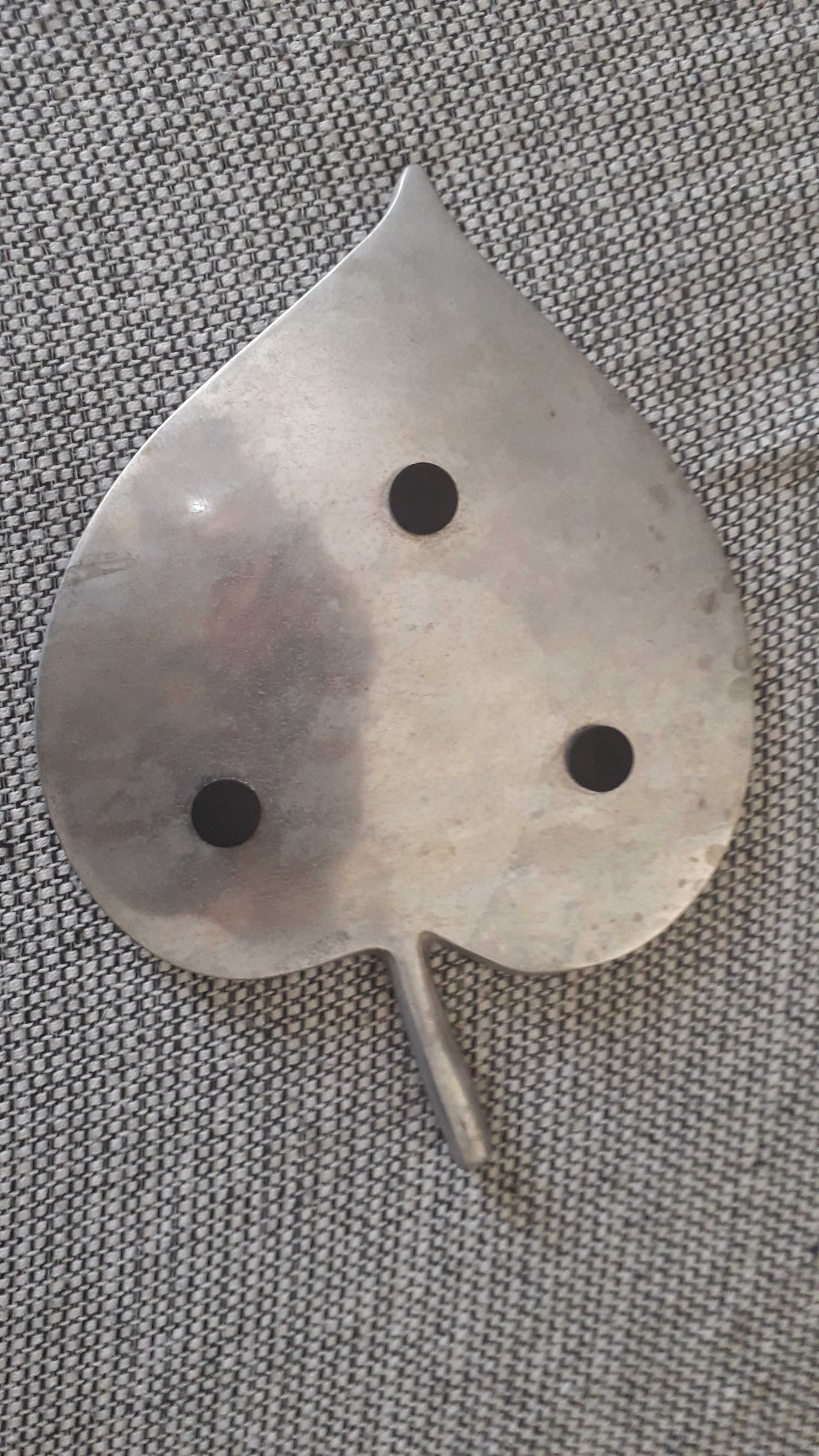 Folha estilizada, em metal trabalhado