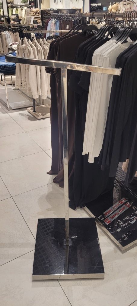 Meble do butiku. 2 szafki i 1 stojak.