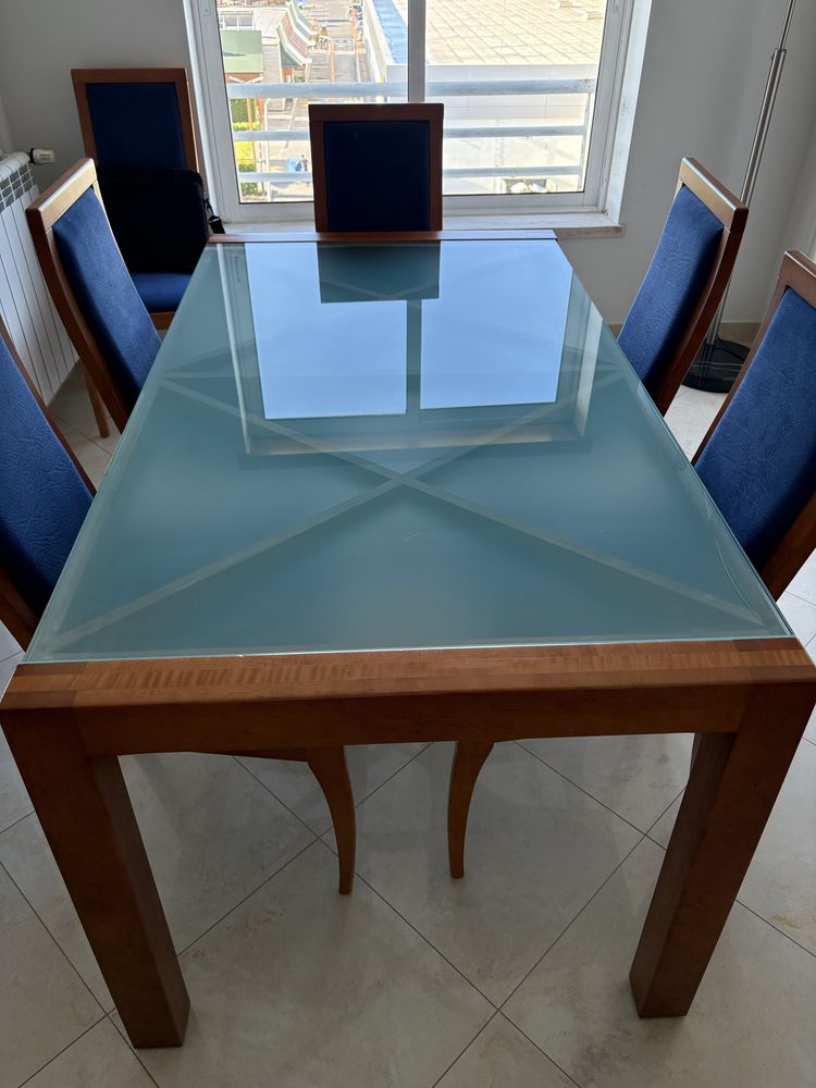 Mesa de jantar em cerejeira e vidro com oferta de 6 cadeiras