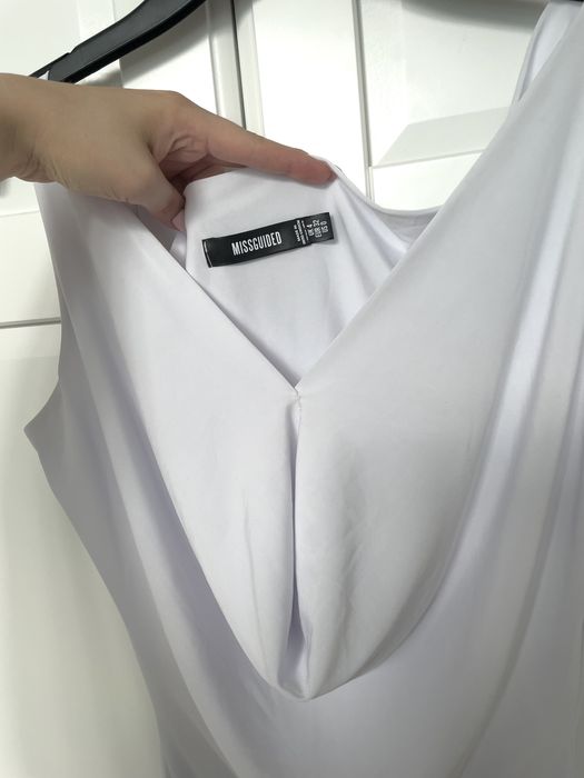 Biała sukienka elegancka missguided