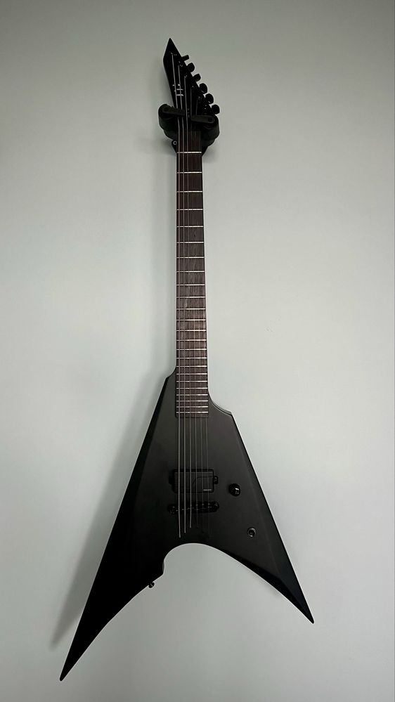ESP Ltd Arrow Black Metal (fishman/emg)