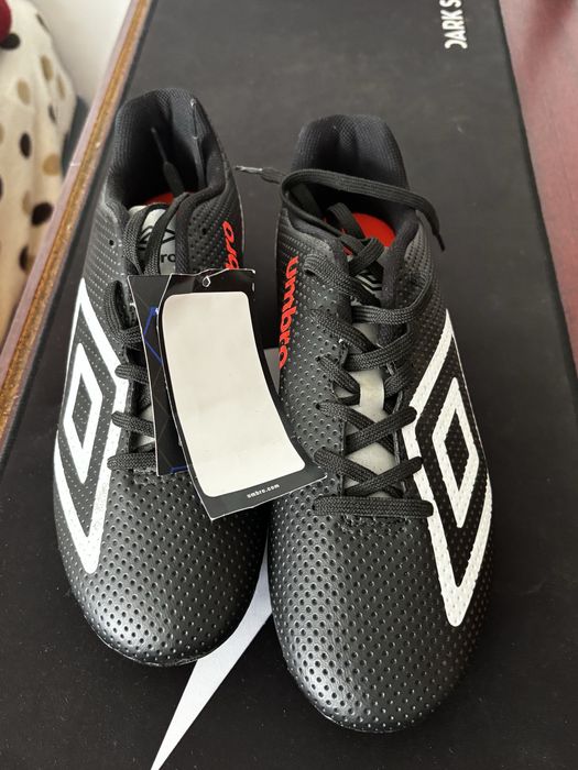 Chuteira umbro por estrear N.43 EU