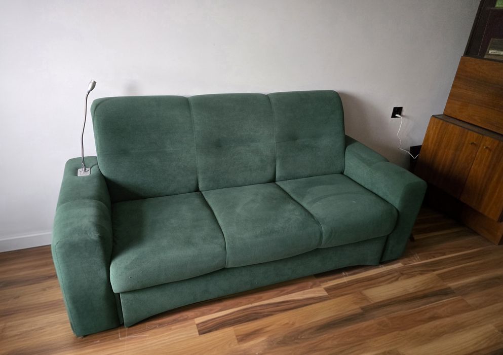 Zielona rozkładana sofa z funkcją spania