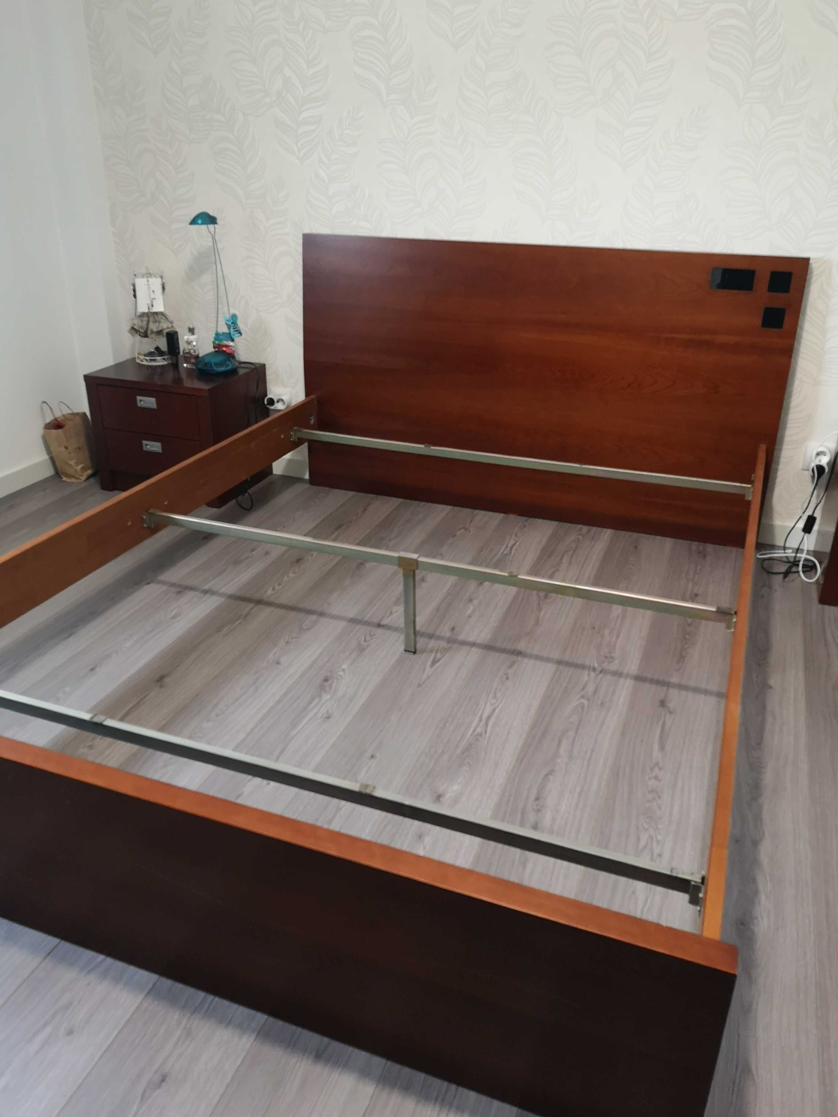 Cama de casal +2 mesas de cabeceira